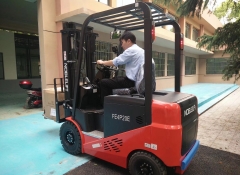 江西諾力2噸電動叉車交付長沙某高校用戶使用