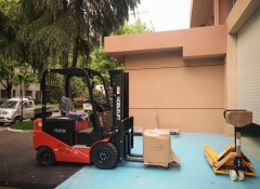 江西諾力2噸電動叉車交付長沙某高校用戶使用