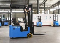 座駕三支點(diǎn)電動(dòng)叉車