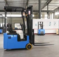 座駕三支點電動叉車