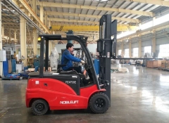諾力四支點電動叉車 1.5-3噸