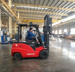 諾力四支點電動叉車 1.5-3噸